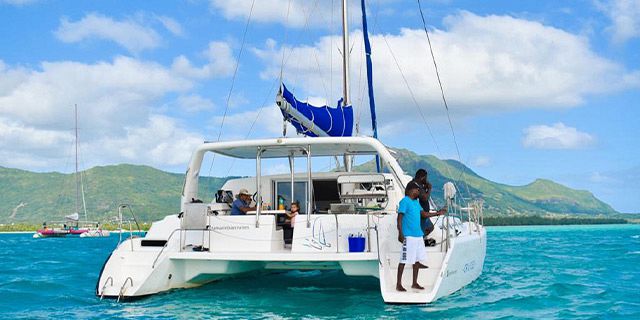 Full day private luxurious catamaran cruise benitiers island (2)